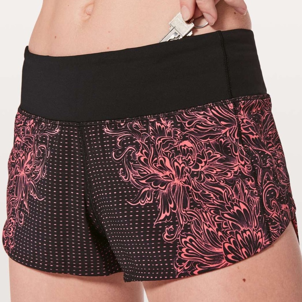 Lululemon Size 4 Speed Up Short 2.5"
Infinity Sexy Train Glossy Black Floral Lux